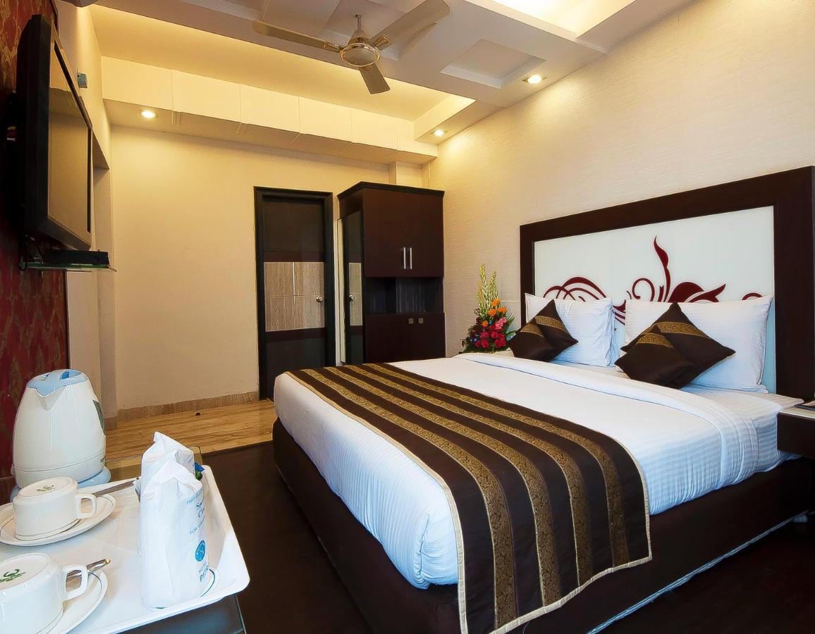 Hotel Pitrashish Grand And Premium à Delhi  Extérieur photo