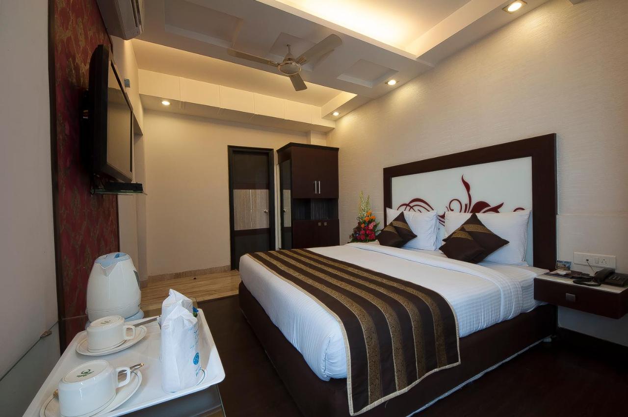 Hotel Pitrashish Grand And Premium à Delhi  Extérieur photo
