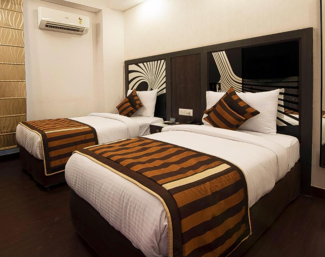 Hotel Pitrashish Grand And Premium à Delhi  Extérieur photo