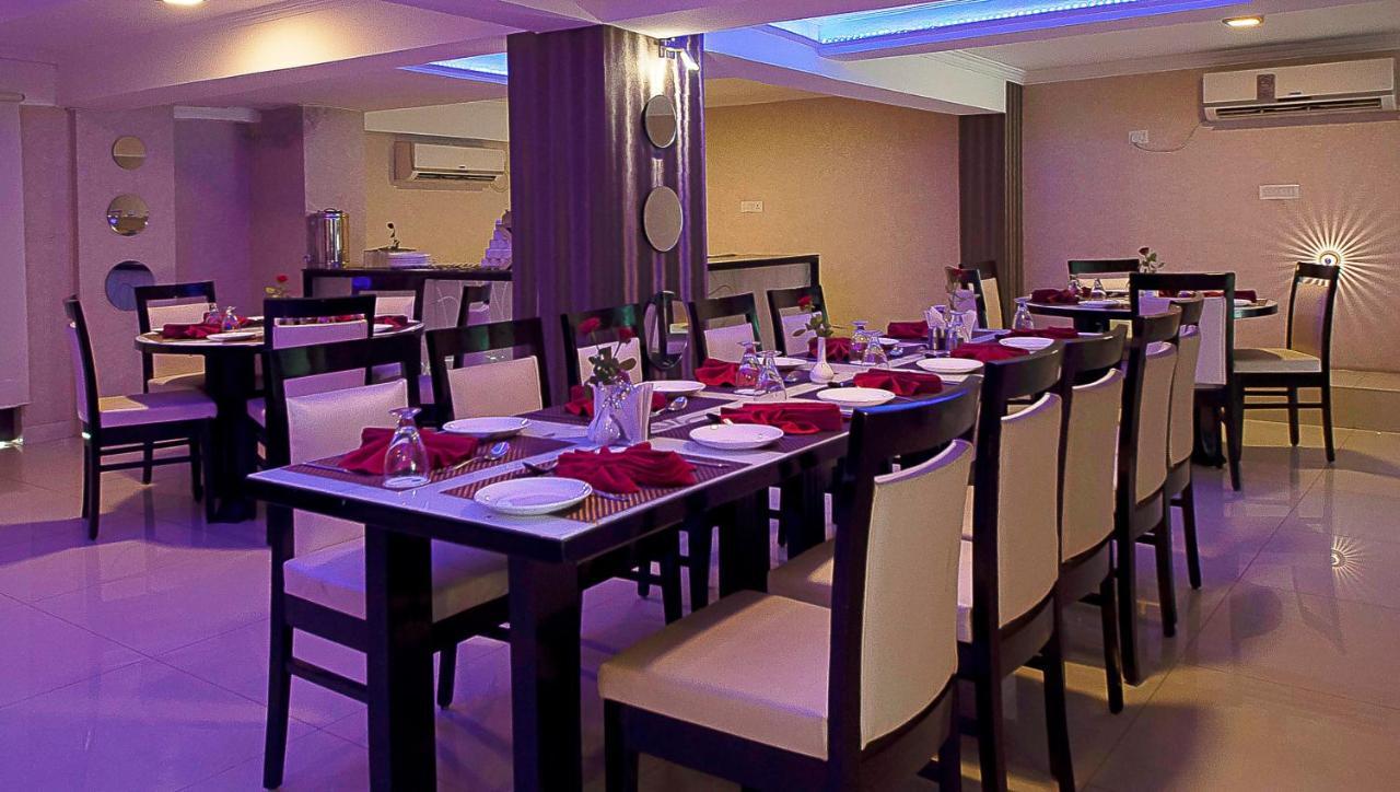 Hotel Pitrashish Grand And Premium à Delhi  Extérieur photo